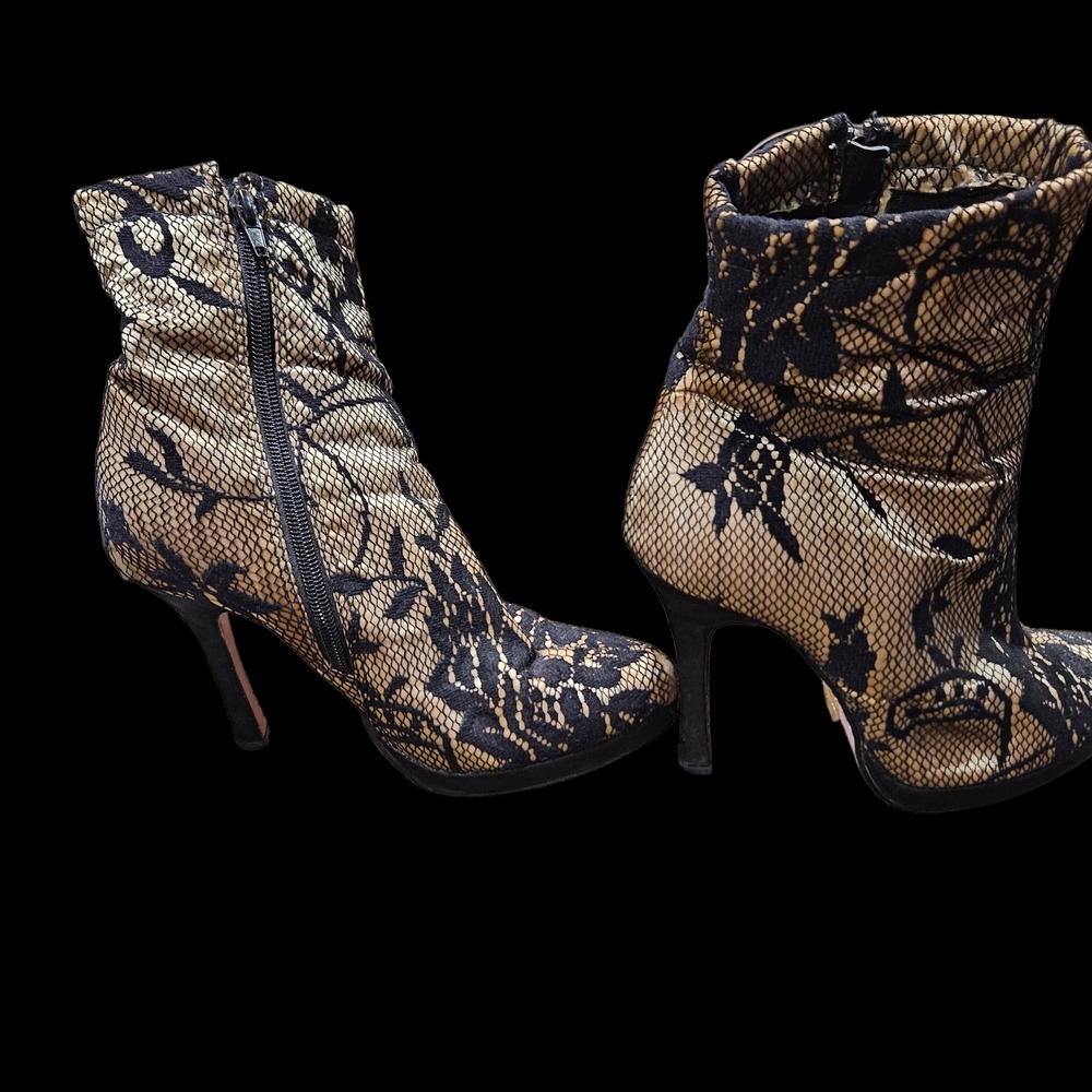 Elegant Lace Patterned Ankle Boots - Picture 3 of 6